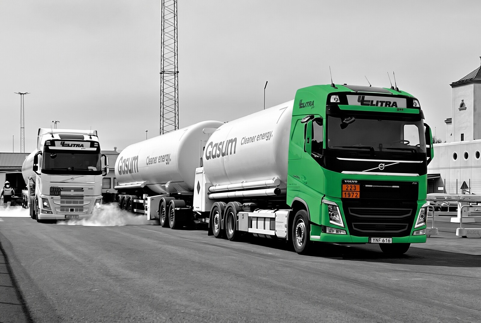 Tractor-trailer on a cross-border route