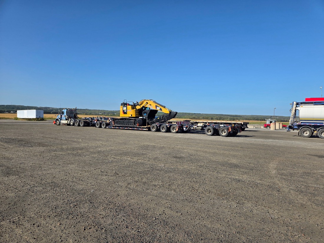 Cat hydraulic excavator on multi-axle perimeter / RGN lowboy trailer