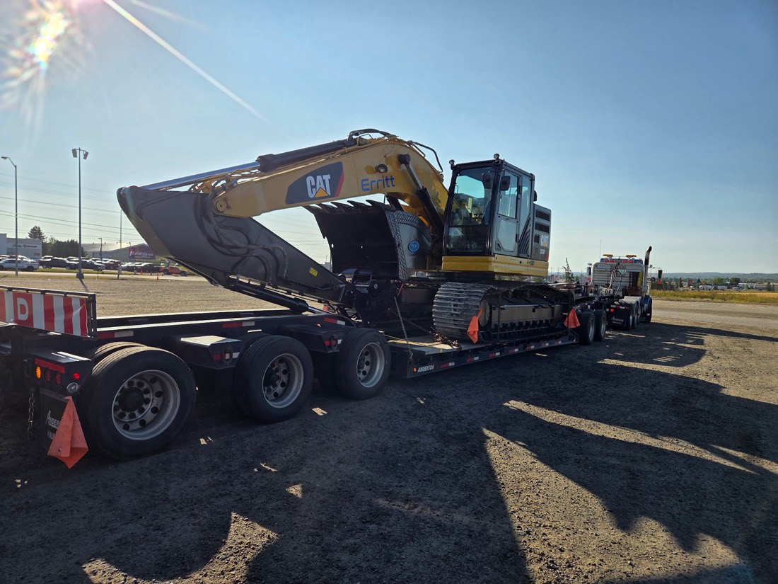 Cat (Erritt) crawler crane / hydraulic excavator with clamshell attachment on Anderson lowboy trailer