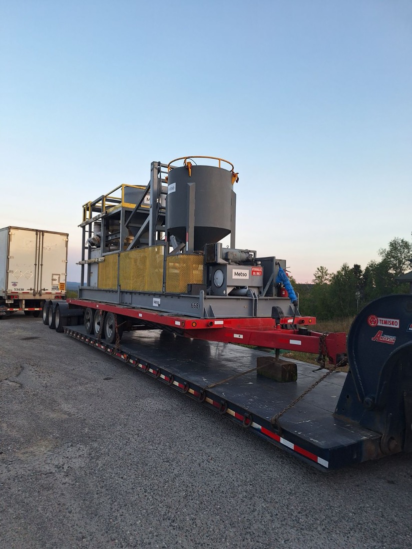 Metso flotation cell / process unit on skid on Anderson lowboy at fuel stop