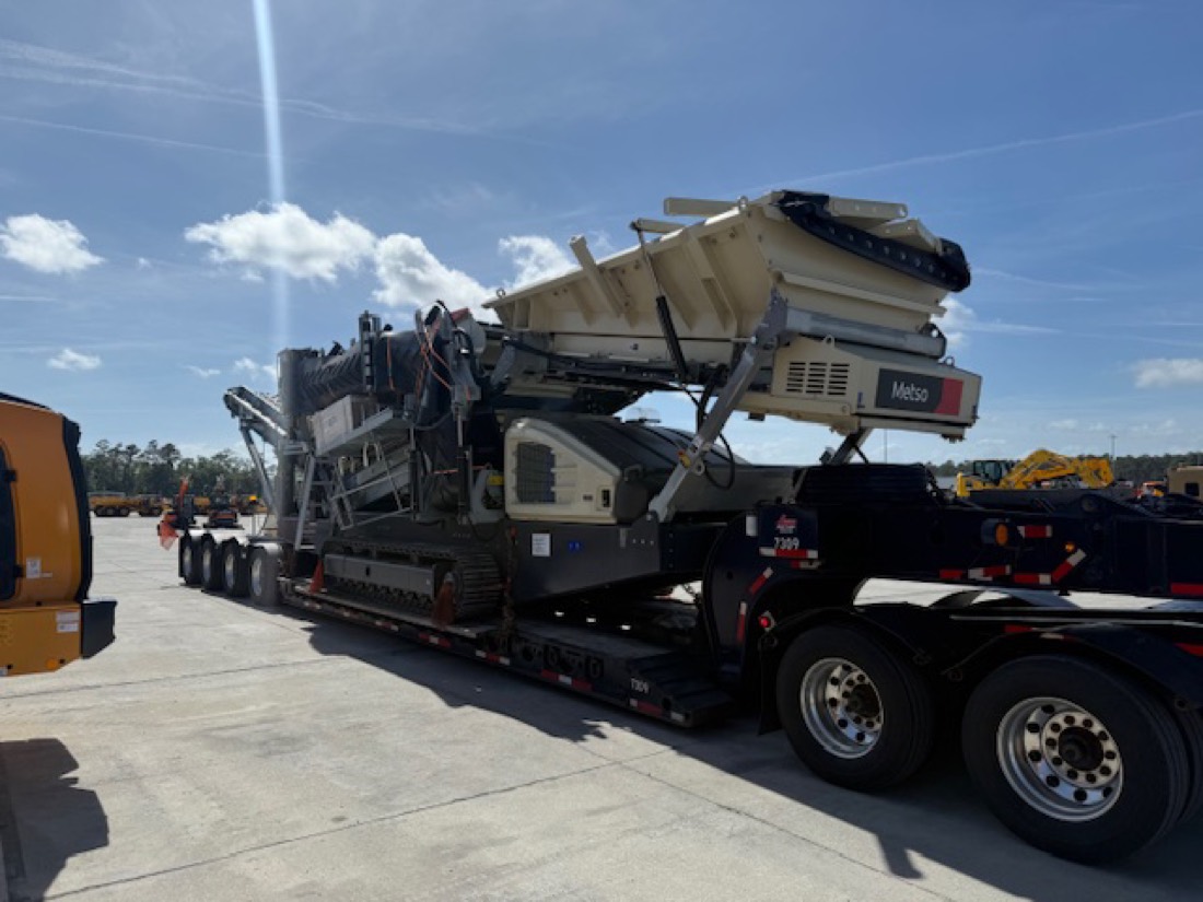 Metso tracked mobile screening plant on Anderson lowboy (different angle)