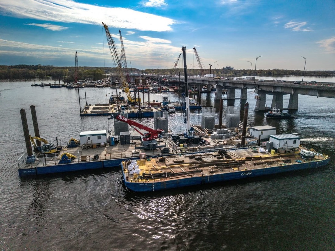 Île-aux-Tourtes bridge construction — Ocean barges with cranes and pile drivers in river