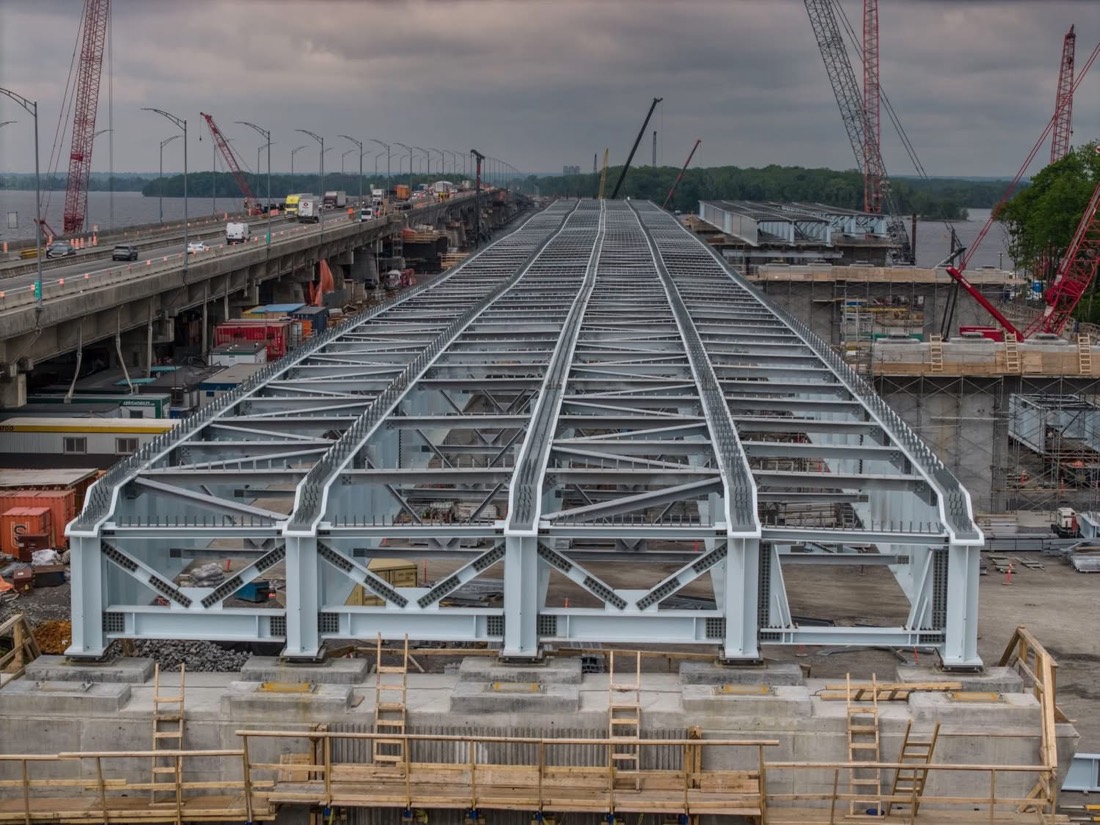 Île-aux-Tourtes bridge — completed steel truss decking with multiple lattice cranes